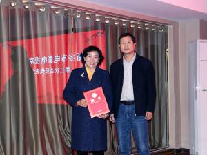 原影視家協(xié)會(huì)副主席、視界影視負(fù)責(zé)人劉獻(xiàn)革接受新任市影視家協(xié)會(huì)主席的聘書(shū)